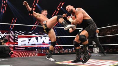 WWE RAW: Match zwischen LA Knight und Bron Breakker eskaliert im Chaos WWE RAW: Match zwischen LA Knight und Bron Breakker eskaliert im Chaos
