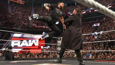 WWE RAW: Hitziges Aufeinandertreffen: Seth Rollins und Roman Reigns in epischem Showdown!