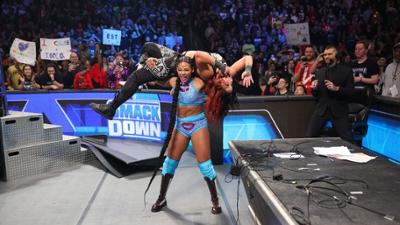 WWE SmackDown: Staffel 10, Folge 32: Bianca Belair wischt mit Bayley den Boden auf