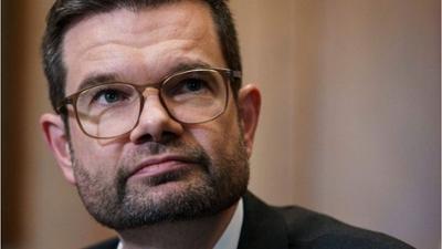 NEWSTIME: Nach Klebe-Aktionen und Kartoffelbrei-Attacke: Buschmann hält Haftstrafen für Klimaaktivisten für mö