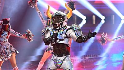 The Masked Singer: Der Stier rockt mit 'Seven Nation Army / Heroes' von The White S