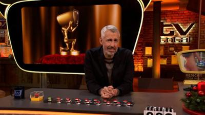 TV total: Zukunft: Wir lassen uns die Karten legen!