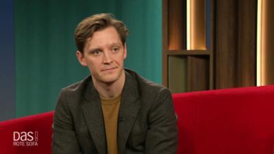 DAS! Rote Sofa: Schauspieler Jonas Nay auf dem Roten Sofa