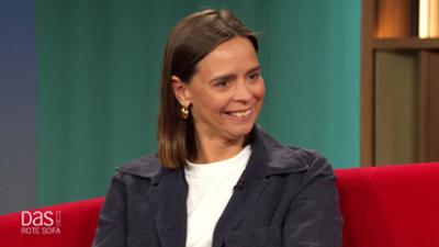 DAS! Rote Sofa: Journalistin und Filmemacherin Elena Kuch auf dem Roten Sofa
