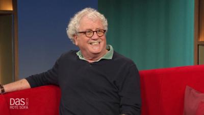 DAS! Rote Sofa: Cartoonist Til Mette auf dem Roten Sofa