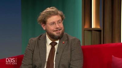 DAS! Rote Sofa: Historiker Prof. Dr. Hiram Kümper auf dem Roten Sofa