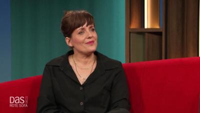 DAS! Rote Sofa: Moderatorin und Autorin Sarah Kuttner auf dem Roten Sofa