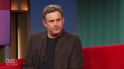 DAS! Rote Sofa: Schauspieler Sebastian Bezzel auf dem Roten Sofa