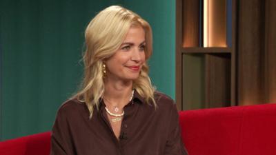 DAS! Rote Sofa: Moderatorin und Autorin Susan Sideropoulos auf dem Roten Sofa