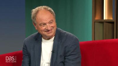 DAS! Rote Sofa: Pfarrer und Autor Rainer Maria Schießler auf dem Roten Sofa