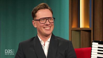DAS! Rote Sofa: Akkordeon-Virtuose Martynas Levickis auf dem Roten Sofa