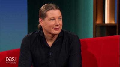 DAS! Rote Sofa: Autor und Sportpsychologe Dr. Michele Ufer auf dem Roten Sofa