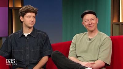 DAS! Rote Sofa: Musiker Florian Sump und Lukas Nimscheck von "Deine Freunde"