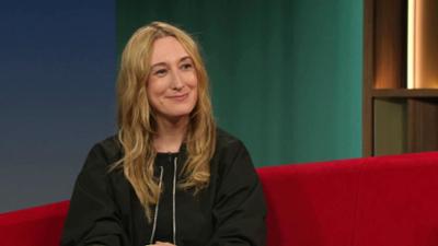 DAS! Rote Sofa: Journalistin und Autorin Marieke Reimann auf dem Roten Sofa