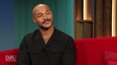 DAS! Rote Sofa: Schauspieler Malick Bauer auf dem Roten Sofa