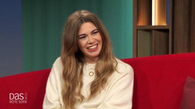 DAS! Rote Sofa: Schriftstellerin Ronja von Rönne auf dem Roten Sofa