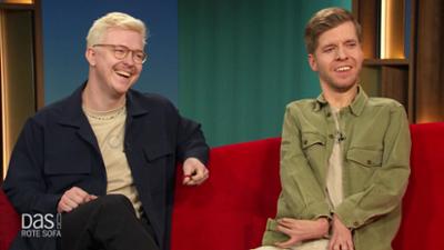 DAS! Rote Sofa: Weltreisende Lovis Wiefelspütz und Alexander Källner auf dem Roten Sofa