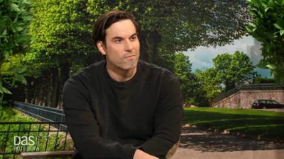 DAS! Rote Sofa: Schauspieler Max Simonischek auf dem Roten Sofa