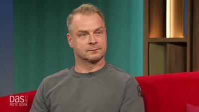 DAS! Rote Sofa: Schauspieler Hinnerk Schönemann auf dem Roten Sofa