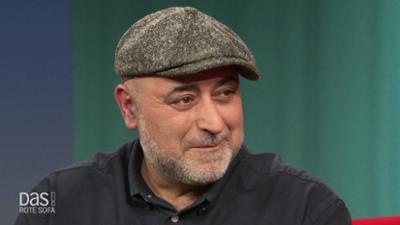 DAS! Rote Sofa: Schauspieler Özgür Karadeniz auf dem Roten Sofa