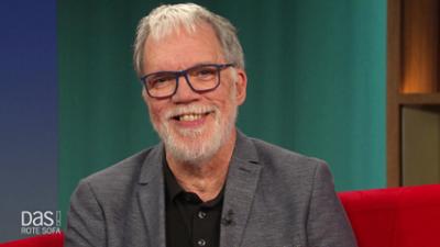 DAS! Rote Sofa: Kabarettist und Autor Wolfgang Trepper auf dem Roten Sofa