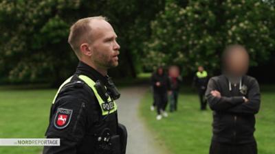 die nordreportage: Blaulicht und Bollerwagen - Polizeieinsatz am Vatertag