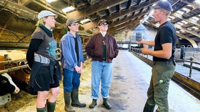 die nordreportage: Melken, zuhören, streiten - "Aktivisti" packen beim Bauern an