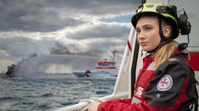 Die Seenotretter: Feuer an Bord (S02/E01)
