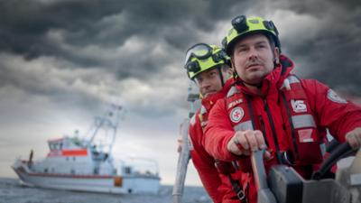Die Seenotretter: Überspült – Angler treibt aufs Meer