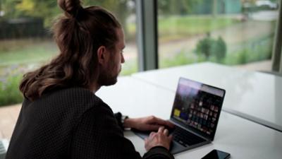 FYI - Unsere Recherche, Dein Vorteil: Reich werden mit einer KI Influencerin?