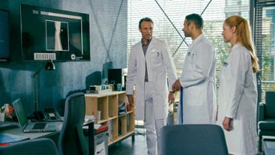 In aller Freundschaft: Folge 10: Um jeden Preis (S01/E10)