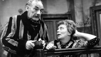 Ohnsorg-Theater: Tratsch im Treppenhaus