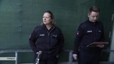 Typisch! Eine Frau im Männerknast: Eine Frau im Männerknast