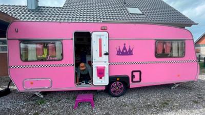 Wir werden Camper: Mit dem pinken Wohnwagen an die niederländische Küste
