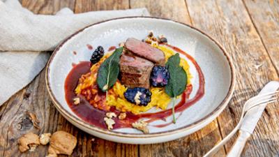 Zora kocht's einfach: Rehrücken mit Brombeerjus und Kürbis-Risoni
