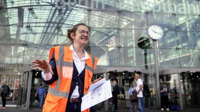 Hallo Nachbarn!: Nächster Stopp, Hauptbahnhof Berlin (1/3)