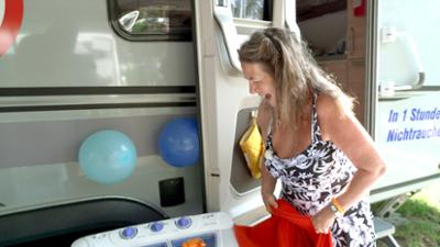 Bella Italia - Camping auf Deutsch: Folge 5: Eine Geburtstags-Überraschung, die sich gewaschen hat!