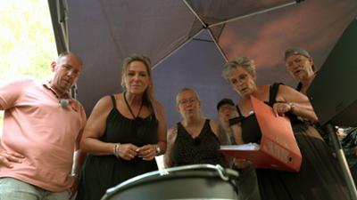 Bella Italia - Camping auf Deutsch: Staffel 4, Folge 7: Bei der Fingerhuth-Clique wird's heiß: Grillkurs auf dem Marina