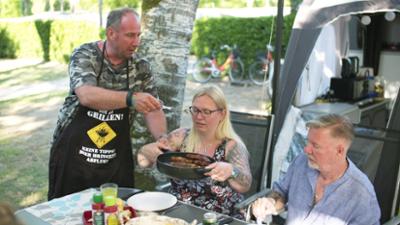 Bella Italia - Camping auf Deutsch: Staffel 1, Folge 1: Endlich Urlaub! Die Fingerhuths suchen den perfekten Stellplatz