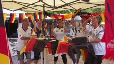 Bella Italia - Camping auf Deutsch: Staffel 1, Folge 3: Die Fingerhuths: Ärger vor der großen Fußballparty