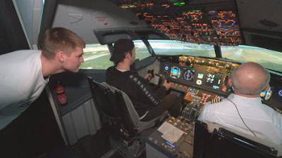 Die Wollnys - Eine schrecklich große Familie: Staffel 17, Folge 26: Die Wollny-Männer im Flugsimulator!