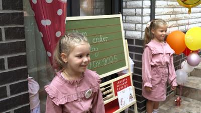 Die Wollnys - Eine schrecklich große Familie: Staffel 18, Folge 8: Anastasia & Cataleya kommen in die Schule