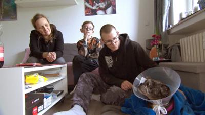 Hartz Rot Gold: Staffel 3, Folge 52: Jahrestag und Operation