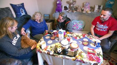 Hartz Rot Gold: Staffel 4, Folge 25: Fan-Besuch