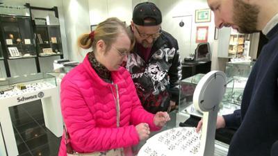 Hartz Rot Gold: Staffel 4, Folge 33: Outfits für die Hochzeit