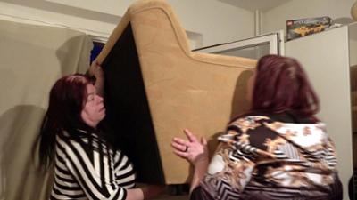 Hartz und herzlich: Folge 64: Kommt eine Couch geflogen
