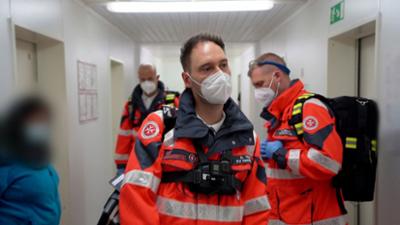 Nachtschicht: Einsatz für die Lebensretter: Staffel 1, Folge 4: Das Frauenteam aus Hanau muss zu einem Notfall