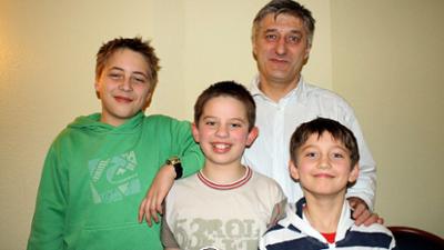 Zuhause im Glück - Unser Einzug in ein neues Leben: Staffel 7, Folge 2: Vater und Kinder hängen am alten Haus