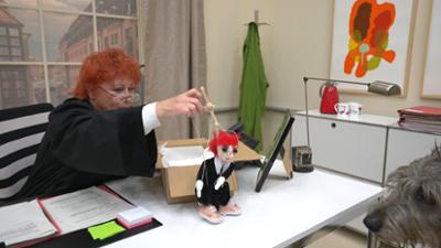 Barbara Salesch: Folge 217: Hat Puppenspieler seine ehemalige WG abgefackelt?