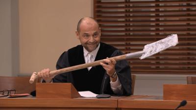 Barbara Salesch: Vermeintliche Heldin vor Gericht: Legte Hausmeisterin sich mit aggressivem Ex-Schüler an?